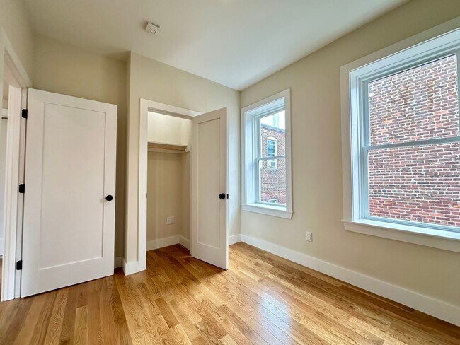 Building Photo - Nicely renovated 2 bed condo in the heart of the North End.
