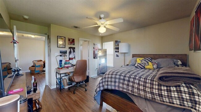 Building Photo - 2933 McLaren Dr