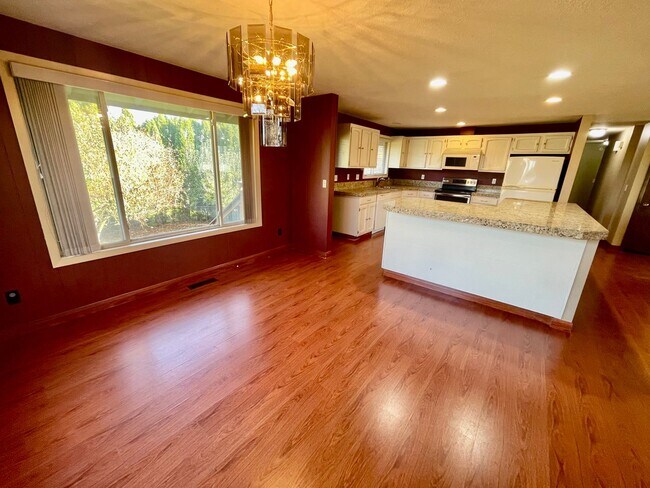 Building Photo - Sprawling 5bd/3bath Split-Level Home | Sto...
