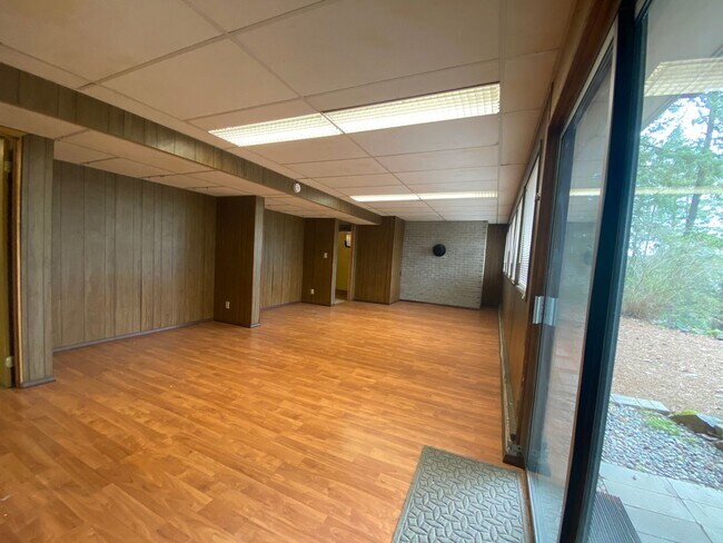 Building Photo - Unique View Property 3 bed, 3 bath located...