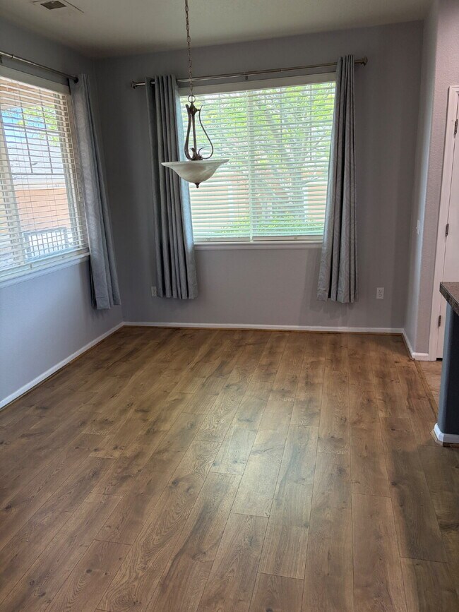 Building Photo - "Spacious 2-Bed Condo with 2.5 Baths in Aurora – Your Dream Home Awaits
