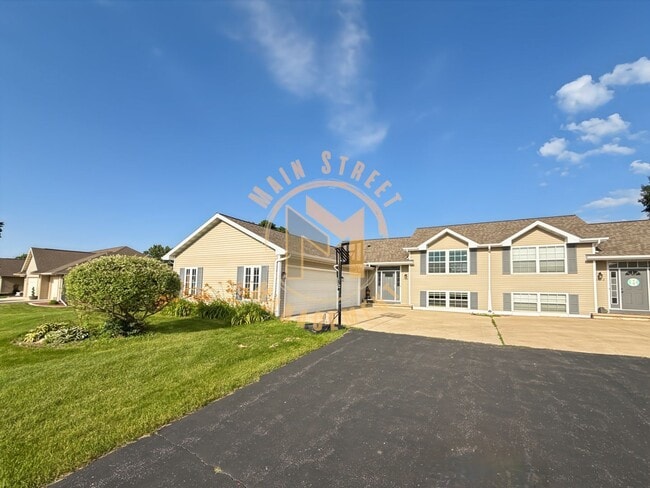 Building Photo - 3 Bed 2 Bath Duplex w/ 3 Stall Garage