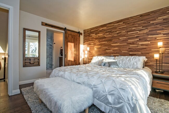 Building Photo - Gorgeous Lake View Condo