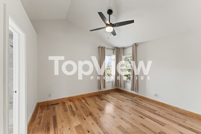 Building Photo - 2205 Valley View Dr