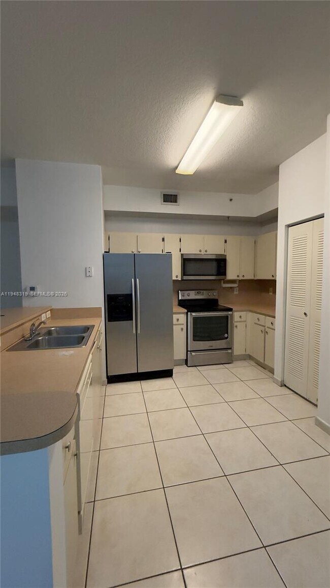 Building Photo - 7290 NW 114th Ave