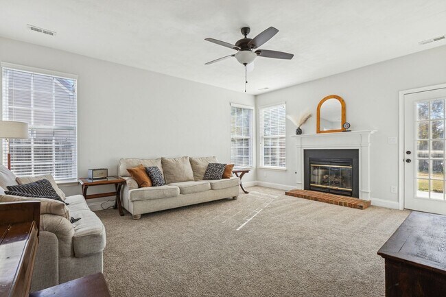 Building Photo - Bright, Clean & Convenient - Perfect 4 Bedroom Home in Chesapeake