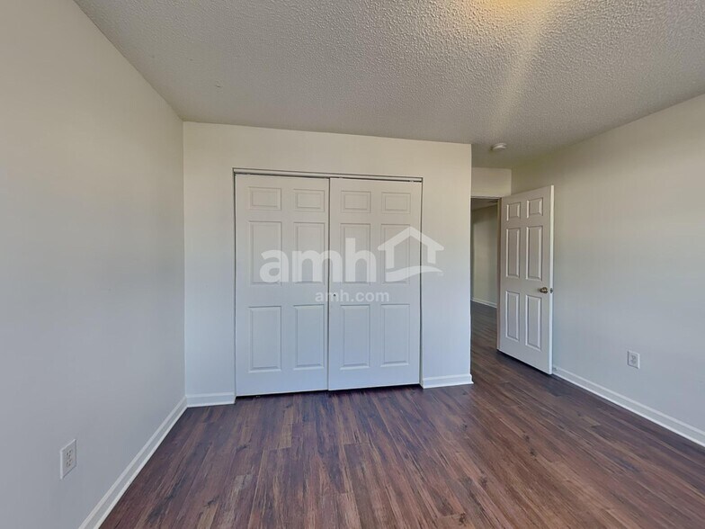 Building Photo - 2410 Highland Park Dr