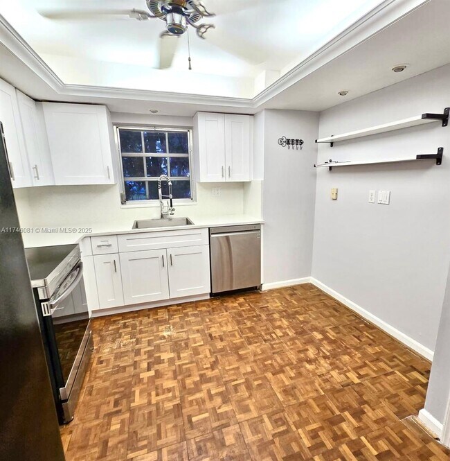 Building Photo - 3107 N Palm Aire Dr
