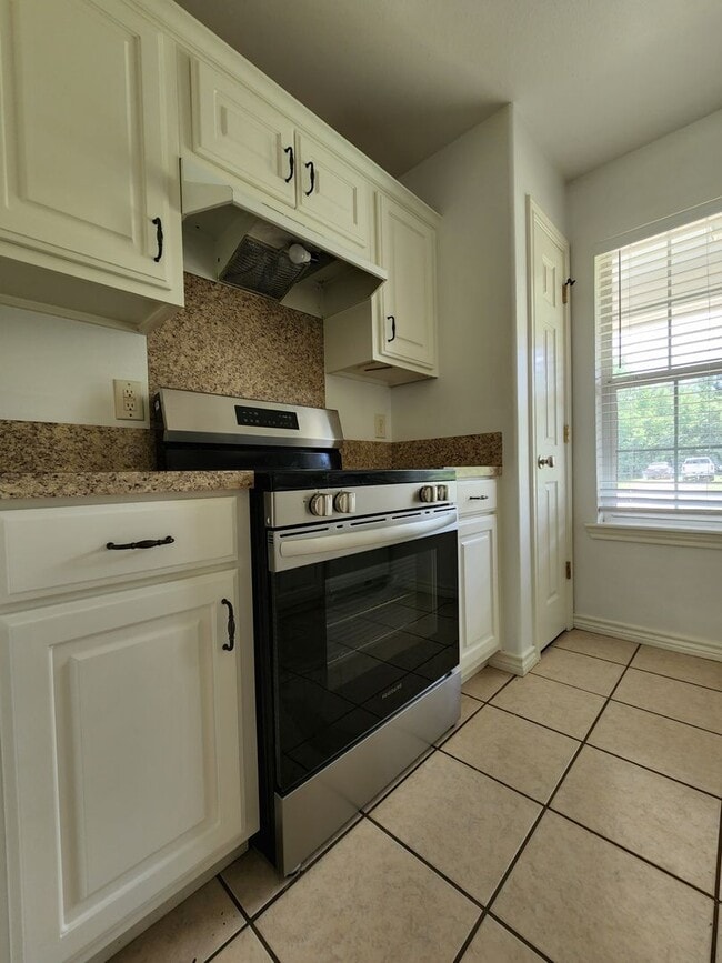 Building Photo - 3 bedroom 2 bath brick home