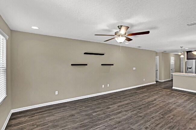 Building Photo - Like new 4 bedroom 2 bath home for rent.