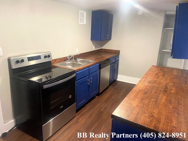 Building Photo - 1121 S Quaker Ave