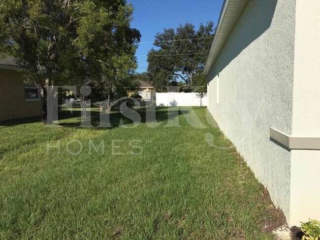 Building Photo - 620 SE 1st Pl