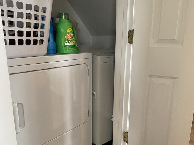 Building Photo - 834 Main St