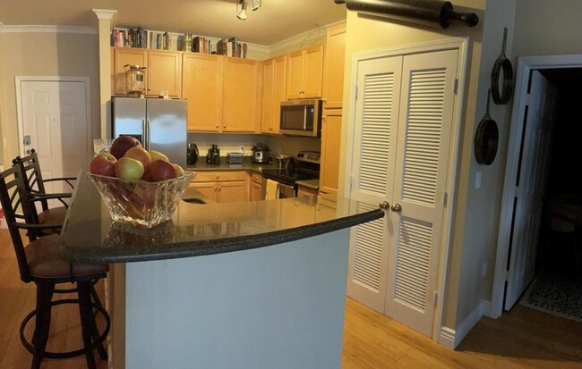 Building Photo - Modern 2-Bed, 2-Bath Condo in Brentwood