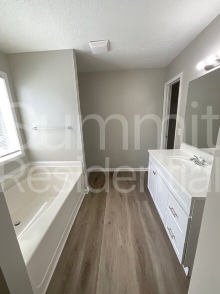 Building Photo - 7189 Ravenwood Ln