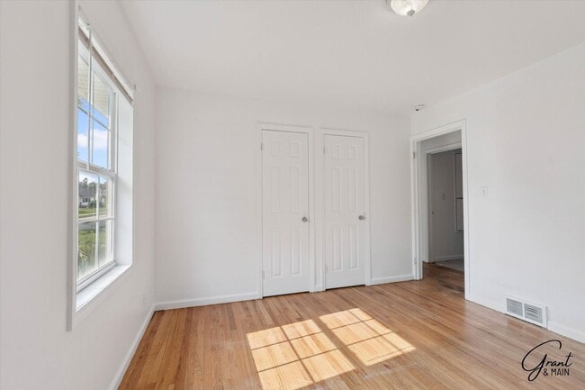 Building Photo - $1350 3 bedroom bungalow Eastpointe