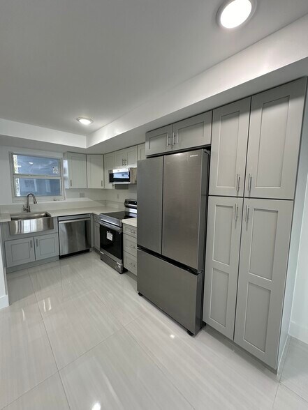 Building Photo - 9367 Fontainebleau Blvd