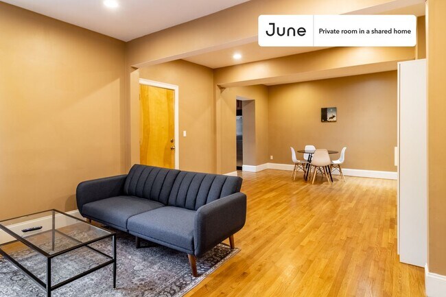 Building Photo - Private bedroom in 4 bed/2 bath Home