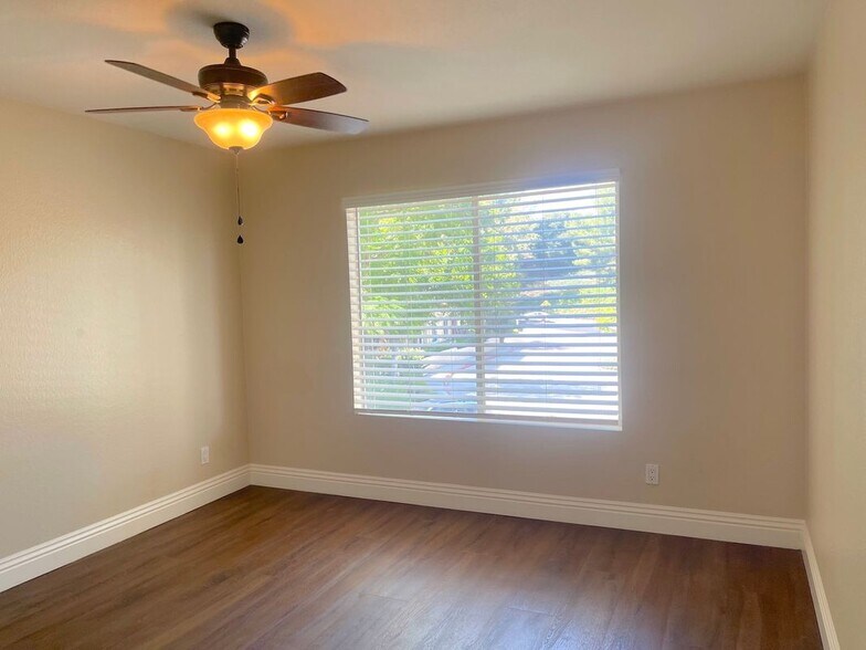 Building Photo - 2400 Del Mar Way