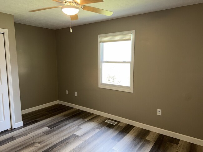 Building Photo - 18 Oakwood Ave