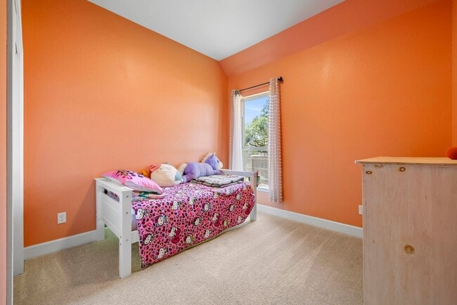 Building Photo - 1747 Dunvegan Pk