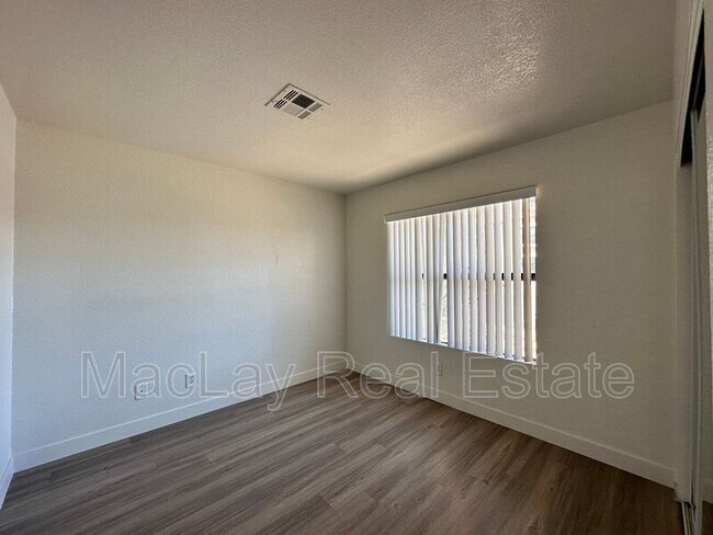 Building Photo - 8787 E Mountain View Rd