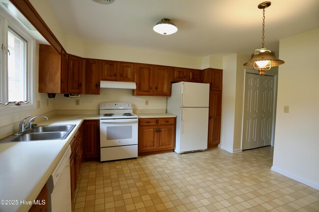 Building Photo - 154 Knollwood Dr