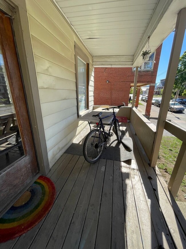 Building Photo - 3 bedroom 1 bath single family home with y...