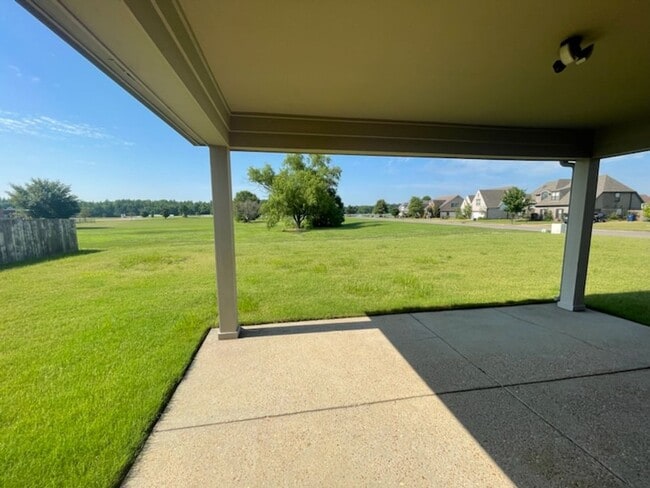Building Photo - Centerhill Schools, beautiful corner lot w...