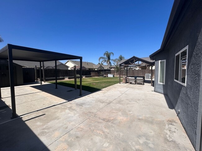 Building Photo - Designer living with extra solar panels in North Hanford.