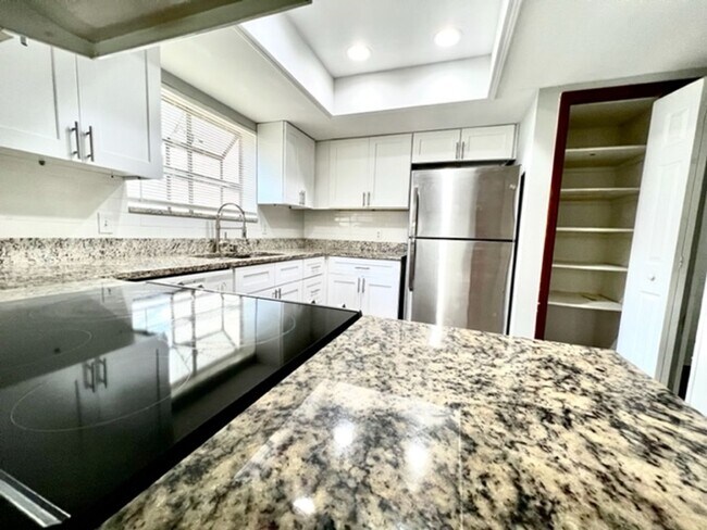 Building Photo - MOVE IN NOW! 4x3 Screened in pool home!!! ...