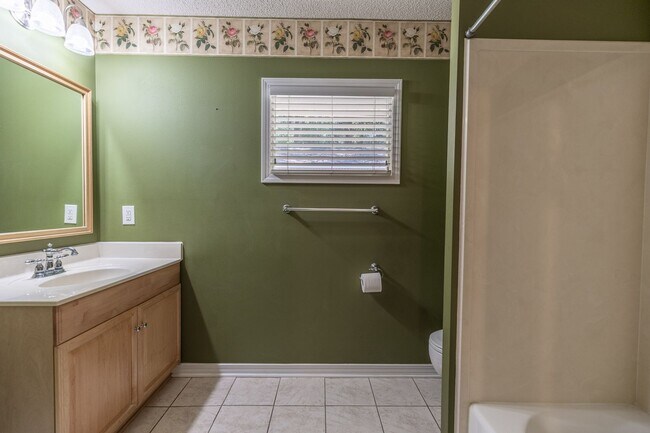 Building Photo - ONE FREE MONTH ON 13 MONTH LEASE!Charming ...