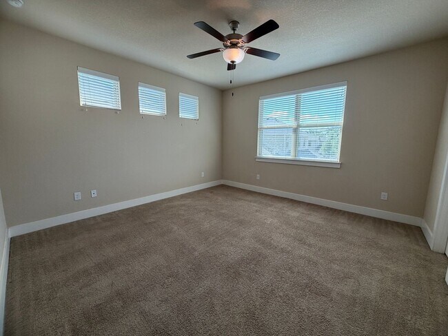 Building Photo - Great Location ~ Fabulous Townhome in New Braunfels 3/2.5 ~ Minutes from Gruene ~ Move in Ready!