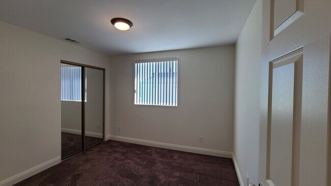 Building Photo - 812 E 76th Pl