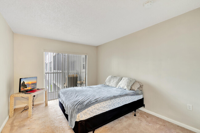 Building Photo - 1516 S Lakeside Dr