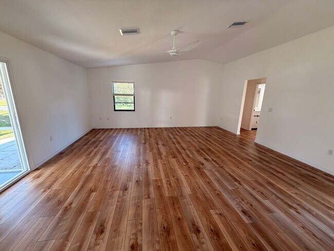 Building Photo - Highly sought after 2/2 in Gulf Gate