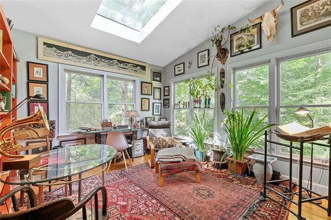 Building Photo - 1232 Bernadette Ln NE