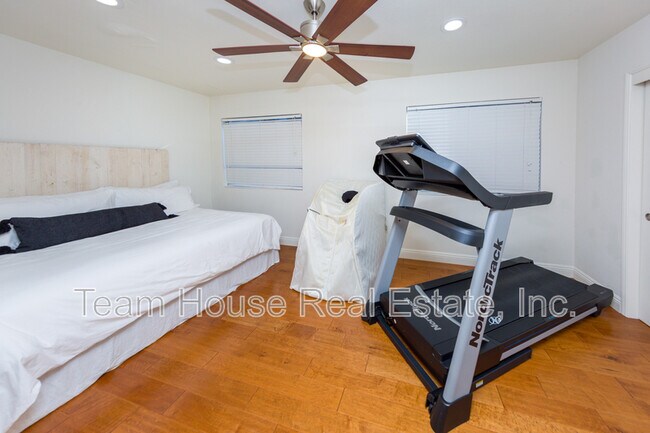 Building Photo - 27733 Mansfield Ct