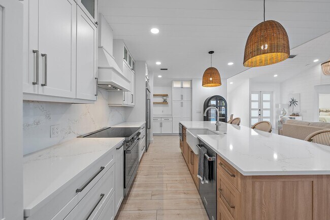 Building Photo - 491 Sunset Way