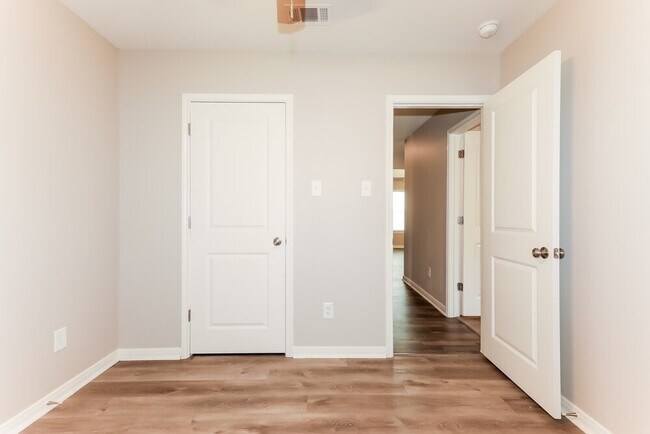 Building Photo - 15653 Del Norte Dr