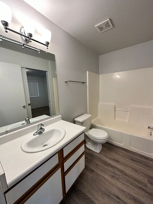 Building Photo - Newly renovated in 2024 2 bedroom 2 bathroom apartment available soon.