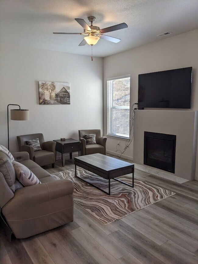 Building Photo - 3 Bed Luxury End Unit Townhome backs to Na...