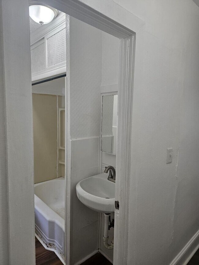 Building Photo - 3 bed 1 bath