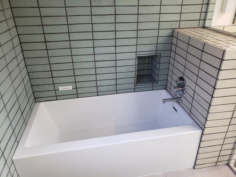 Building Photo - 424 S Venice Blvd