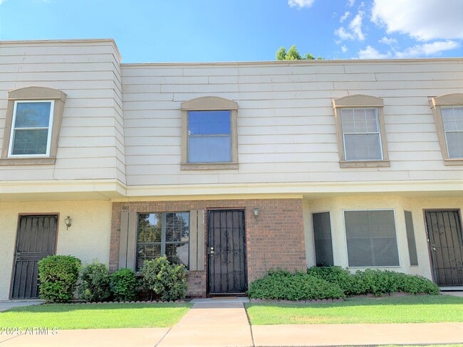 Building Photo - 933 E Lodge Dr