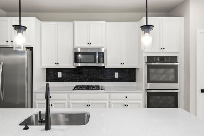 Building Photo - Family-Friendly Townhome for Rent in Baker...