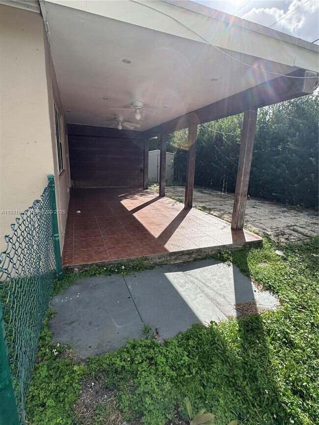 Building Photo - 640 N 71st Terrace