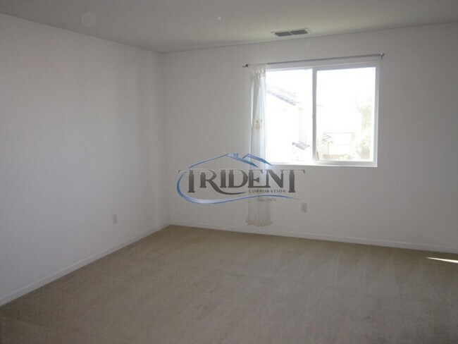 Building Photo - 4 bedroom, 3 bath house with approx. 2,183 sq. ft.