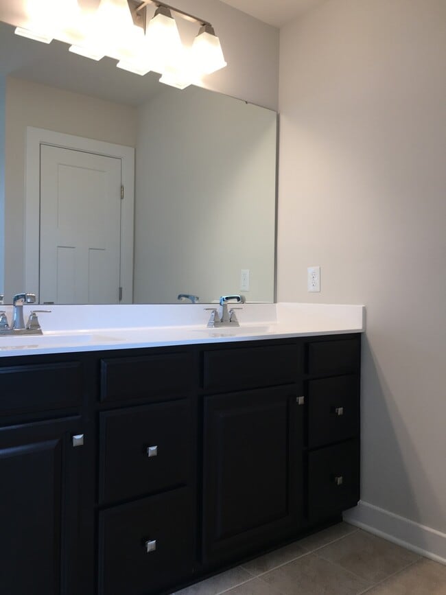 Building Photo - Beautiful 3 Bedroom, 2.5 Bath Townhome!