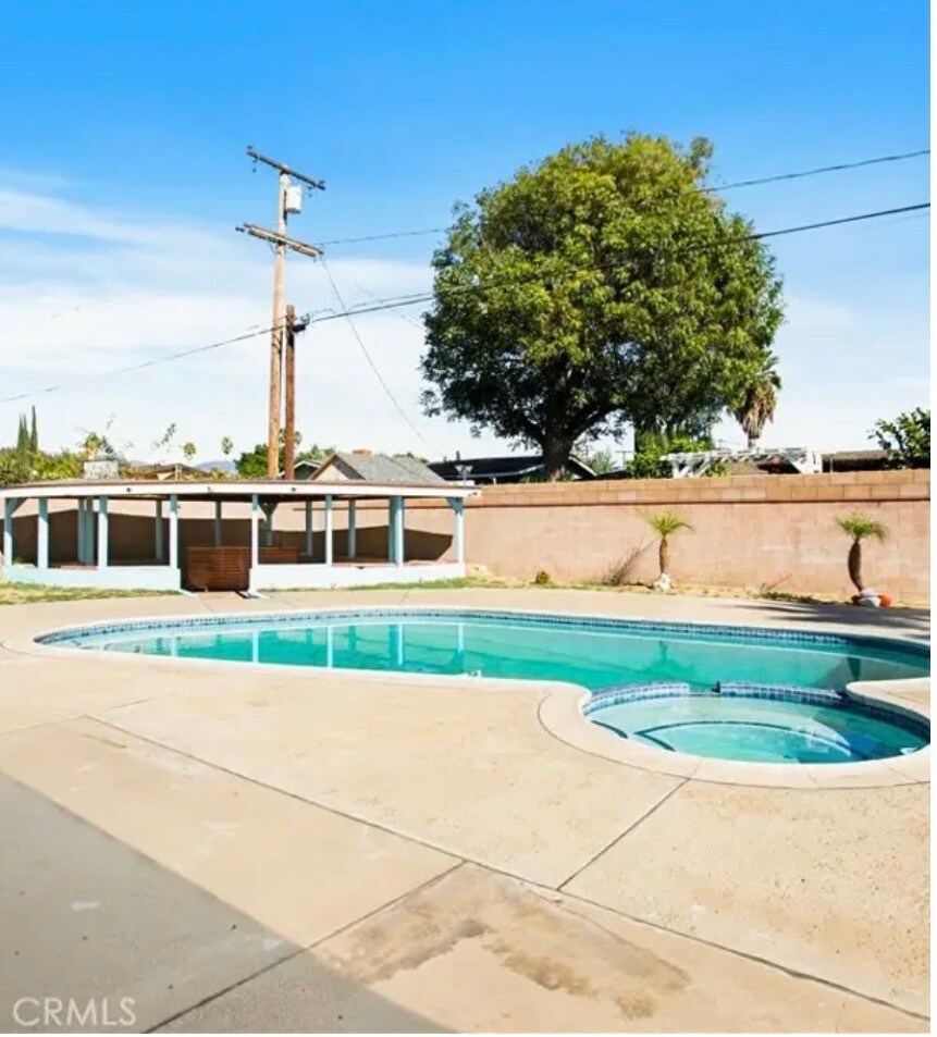 Building Photo - 979 N Gardena Ave